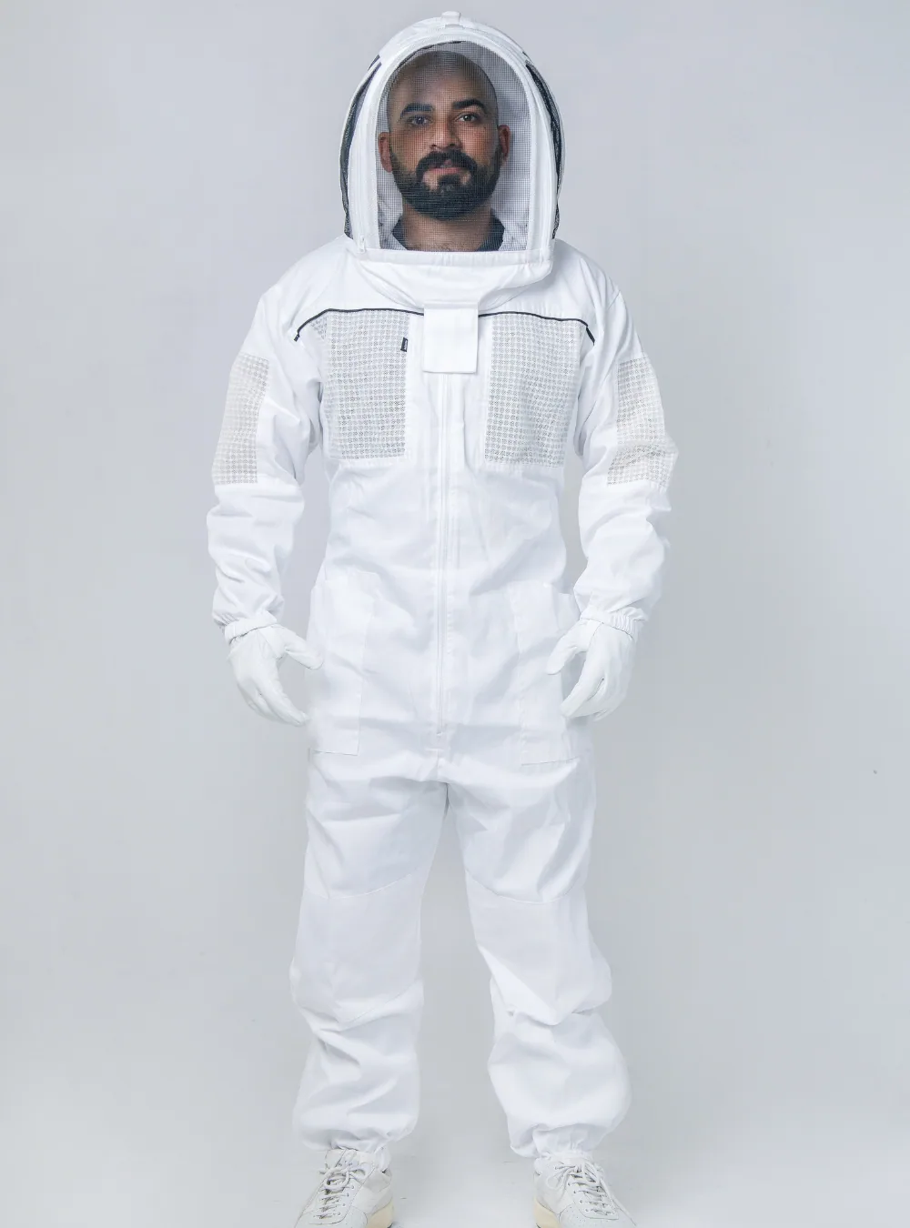 A beekeeper in wet weather, the clothing problem of beekeeping in the rain